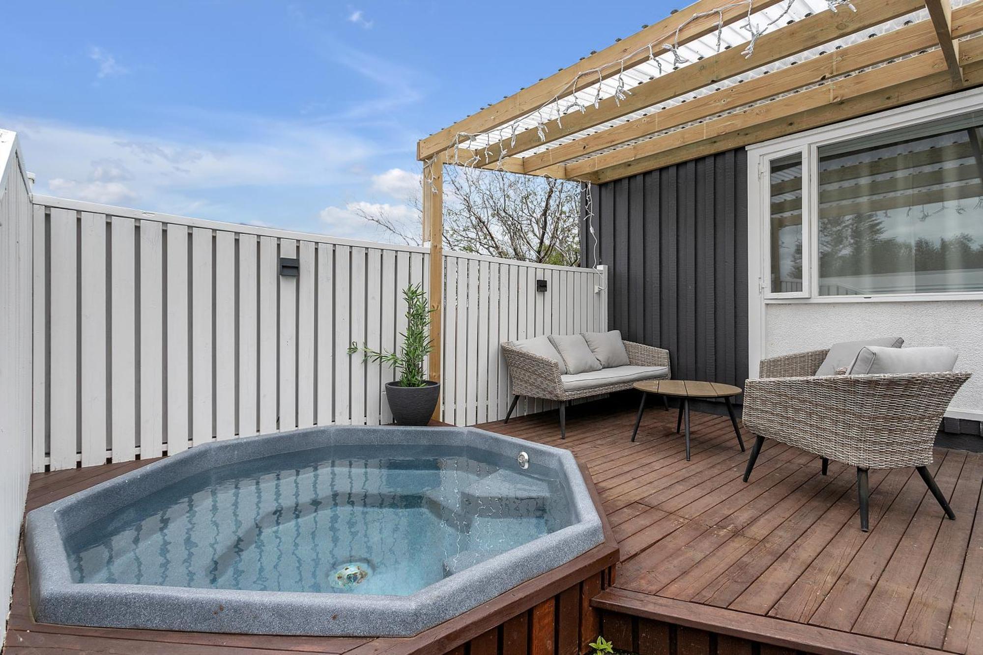 House - Villa With Garden And Hot Tub, 2 Min From Reykjavik Garthabaer Exterior photo